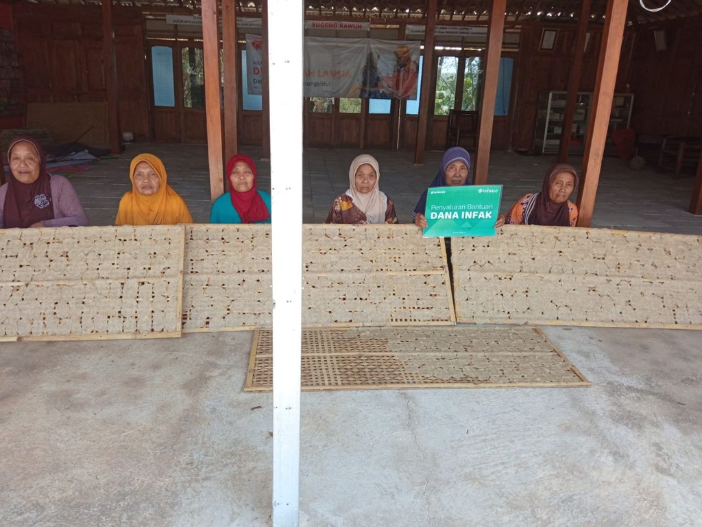 Rumah Zakat Berkomitmen Mendorong Lansia Desa Tetap Lebih Aktif dan Produktif Dengan Lempeng Ndeso Simbah