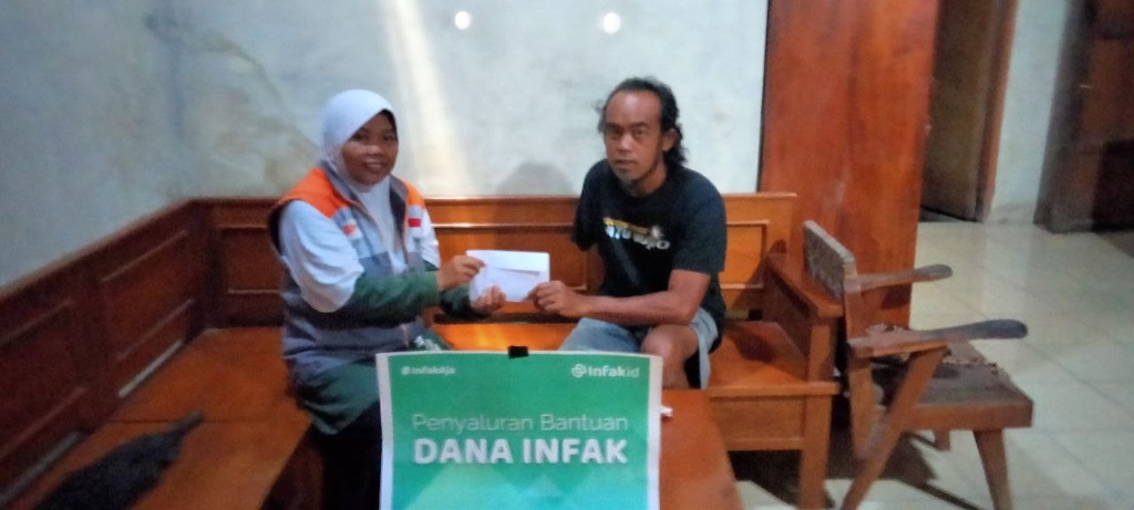 Infak.id menyalurkan bantuan usaha untuk mas Suryanto , penderita difabel didesa Tegaren